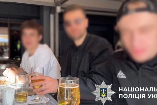 У Києві затримано молодиків, які хизувались зброєю в прямому ефірі