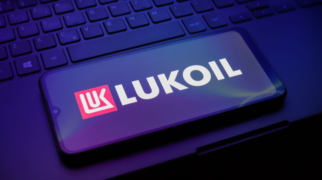 Лукойл знайшов лазівку: нафтогігант РФ качає мільярди в обхід санкцій ЄС