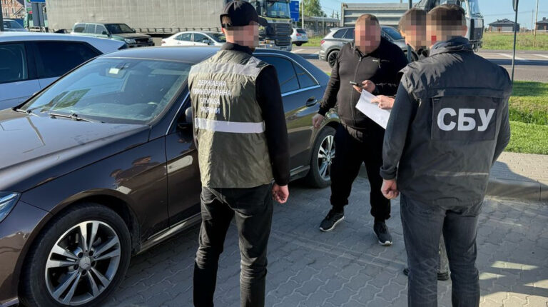 В Україні розкрили масштабну схему ввезення автівок під виглядом гумдопомоги для ЗСУ