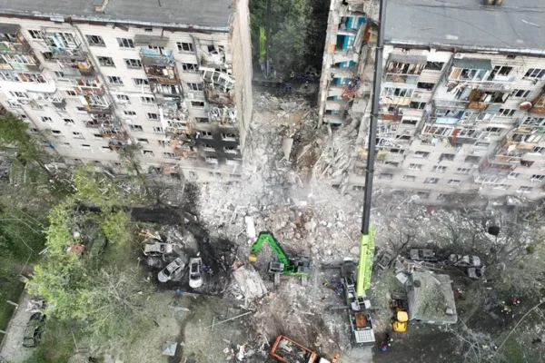 Багатоповерхівка у Києві, яку росіяни зруйнували ракетою. Фото з висоти пташиного польоту