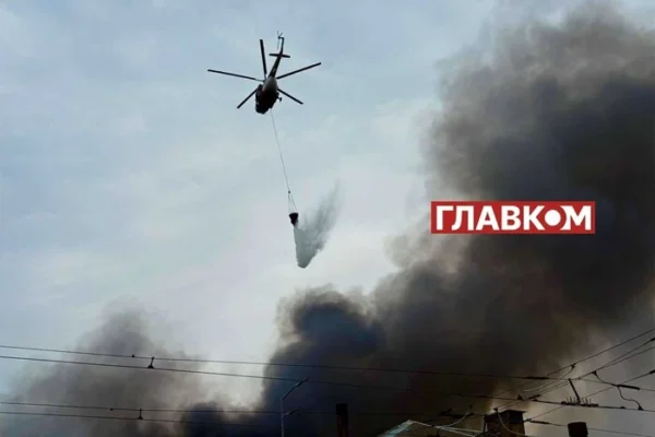 Гелікоптери скинули понад 100 тонн води. Київ гасить пожежі після атаки росіян