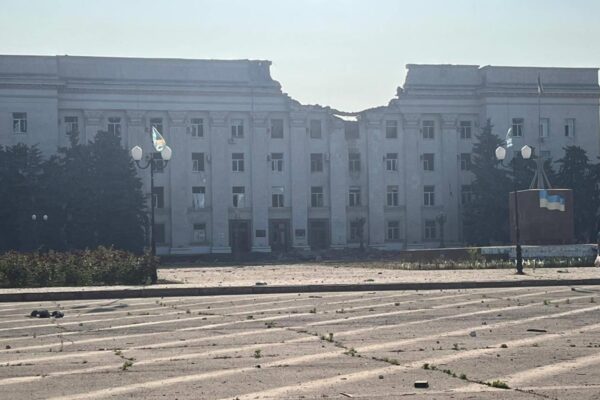 Росіяни зруйнували КАБами центр Херсона