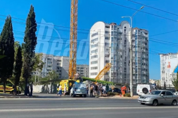 У Криму впав баштовий кран: є жертва і постраждалі