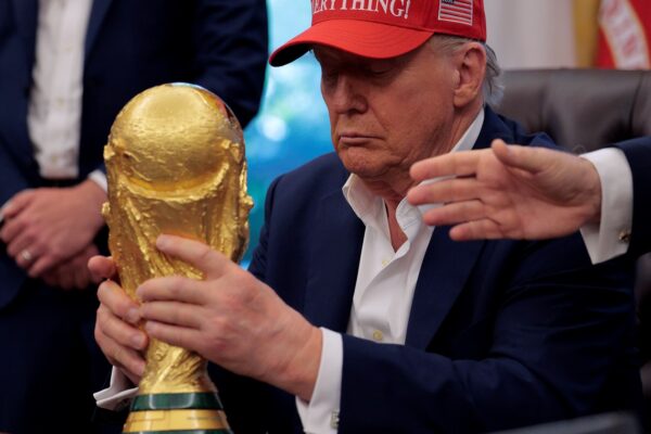 "Можна я залишу його собі?": Трамп не захотів віддавати кубок ЧС з футболу
