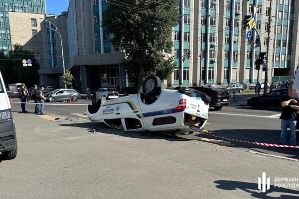 У Києві перекинулось авто поліції, є загиблий