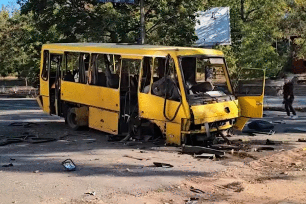 Росіяни обстріляли Херсон: влучили в маршрутку