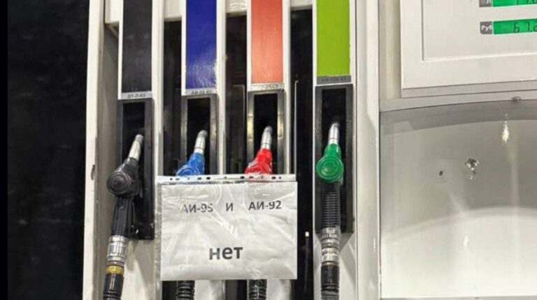 У Росії продовжують скаржитися на перебої з бензином