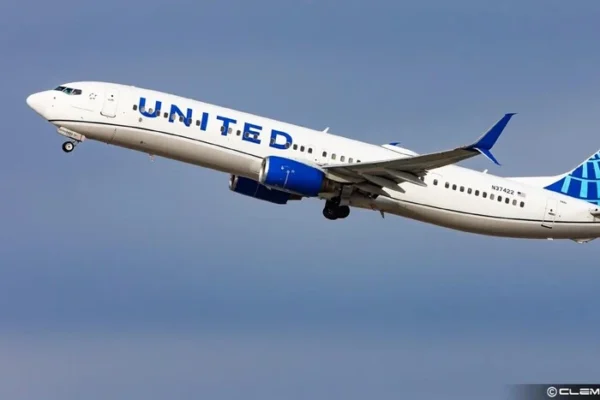 Під час польоту над США загадковий об’єкт пошкодив літак та поранив пілота