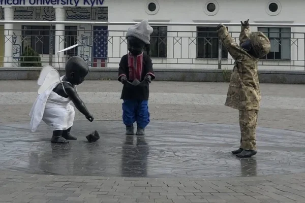 До Дня захисників малюки-засновники Києва одягнули вишиванки та форму ЗСУ (фото)