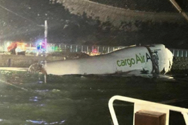 В аеропорту Гонконгу літак викотився у море, є загиблі
