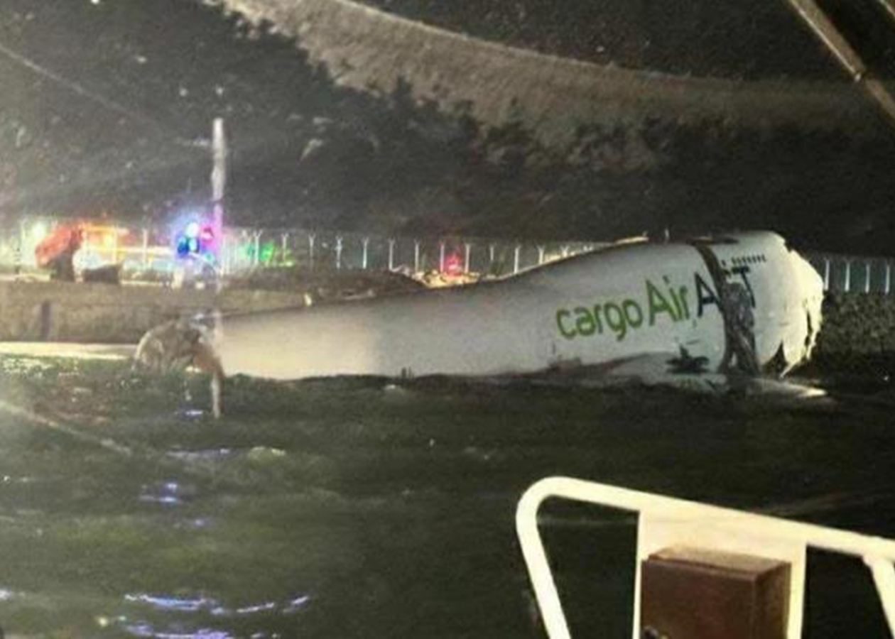 В аеропорту Гонконгу літак викотився у море, є загиблі