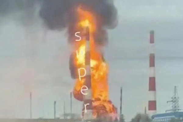 В Оренбурзі палає газопереробний завод