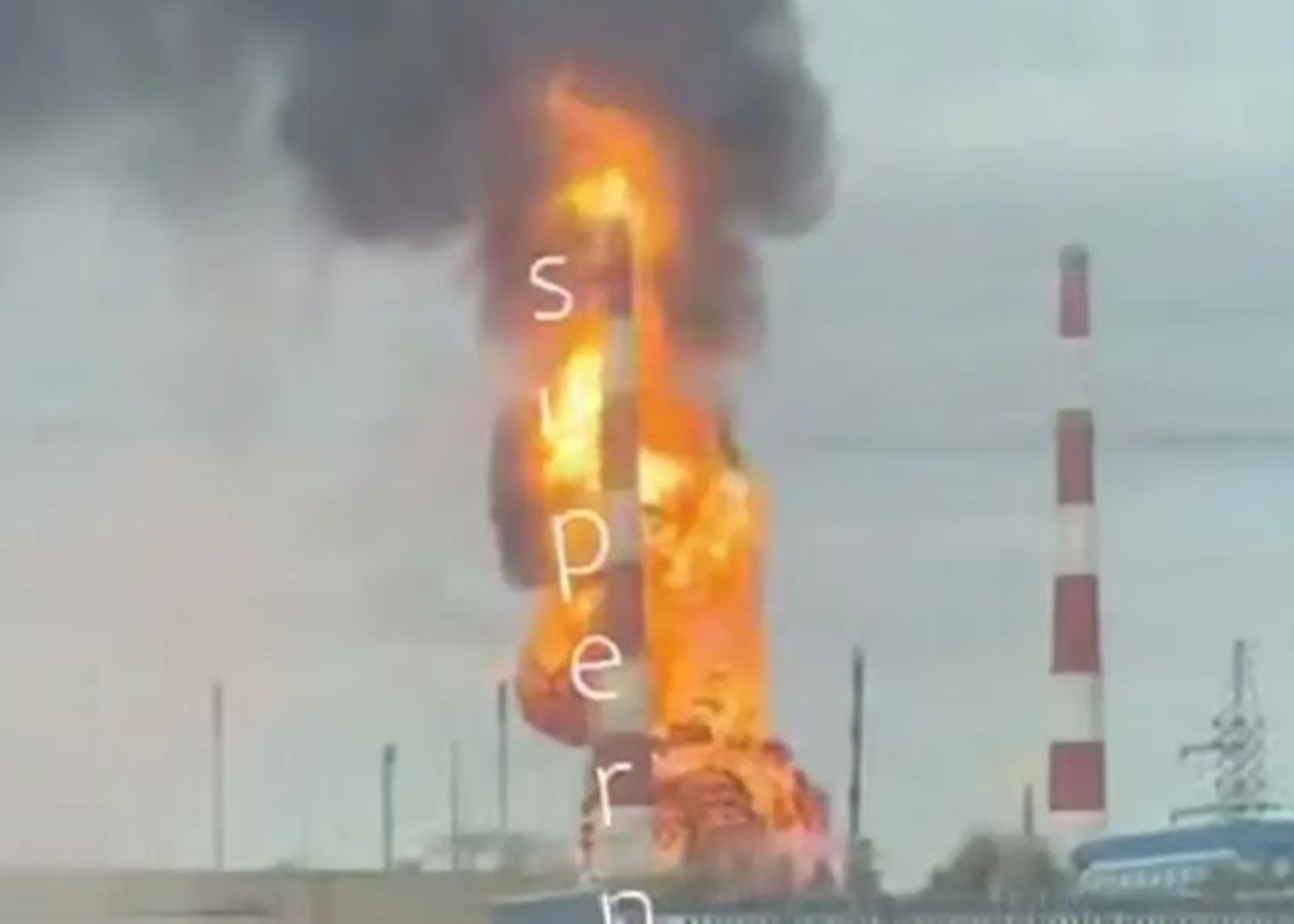 В Оренбурзі палає газопереробний завод