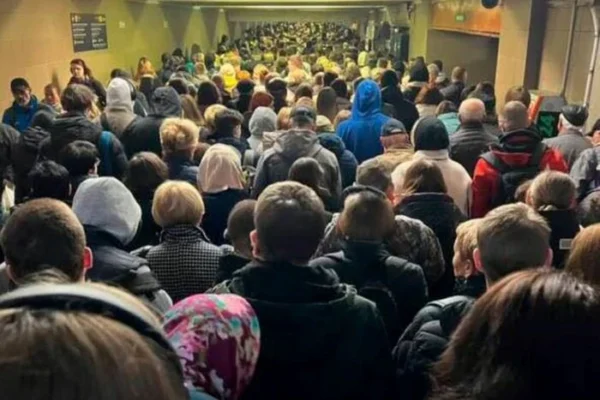 Метро Києва переповнене після тривалої тривоги (фото)