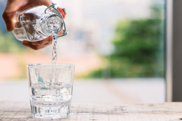 Трьох виробників води оштрафували за брехню про властивості на пакуванні