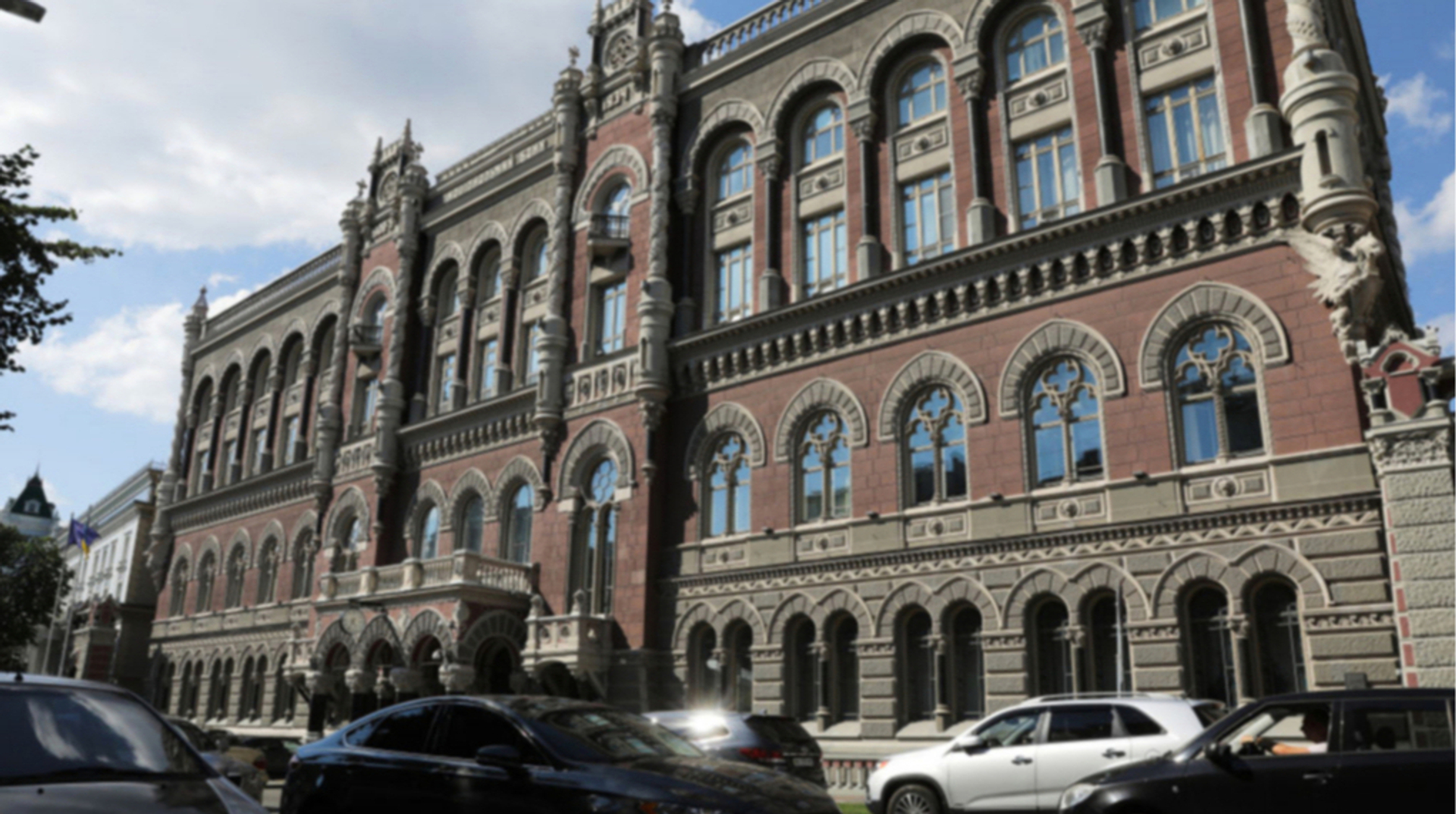 За тиждень Нацбанк продав 691 мільйон доларів