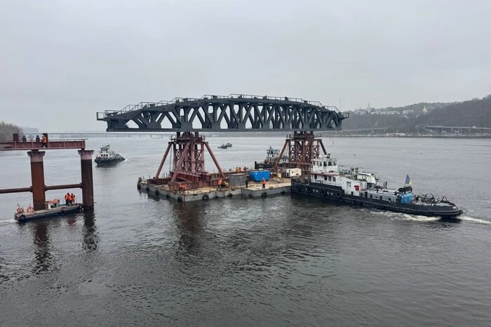 Розпочався ремонт мосту Метро. Чим цей процес унікальний (фото)