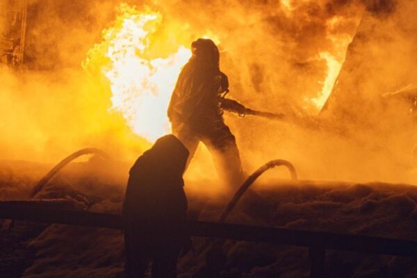 На Дніпропетровщині після обстрілів горять АТБ і багатоквартирний будинок