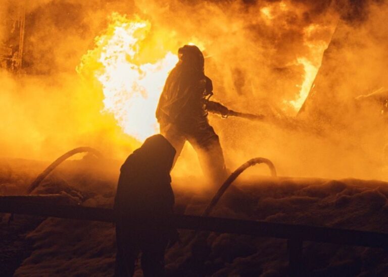 На Дніпропетровщині після обстрілів горять АТБ і багатоквартирний будинок