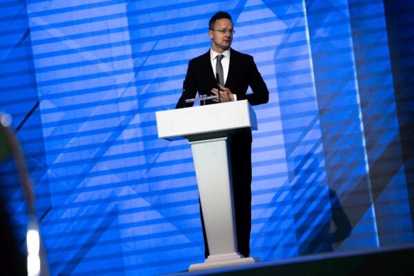 Голова МЗС Угорщини зробив заяву російською мовою