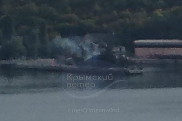 У Криму горів військовий корабель РФ - соцмережі