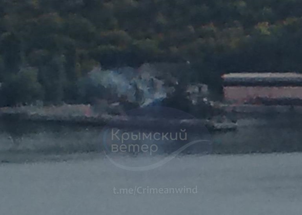 У Криму горів військовий корабель РФ - соцмережі