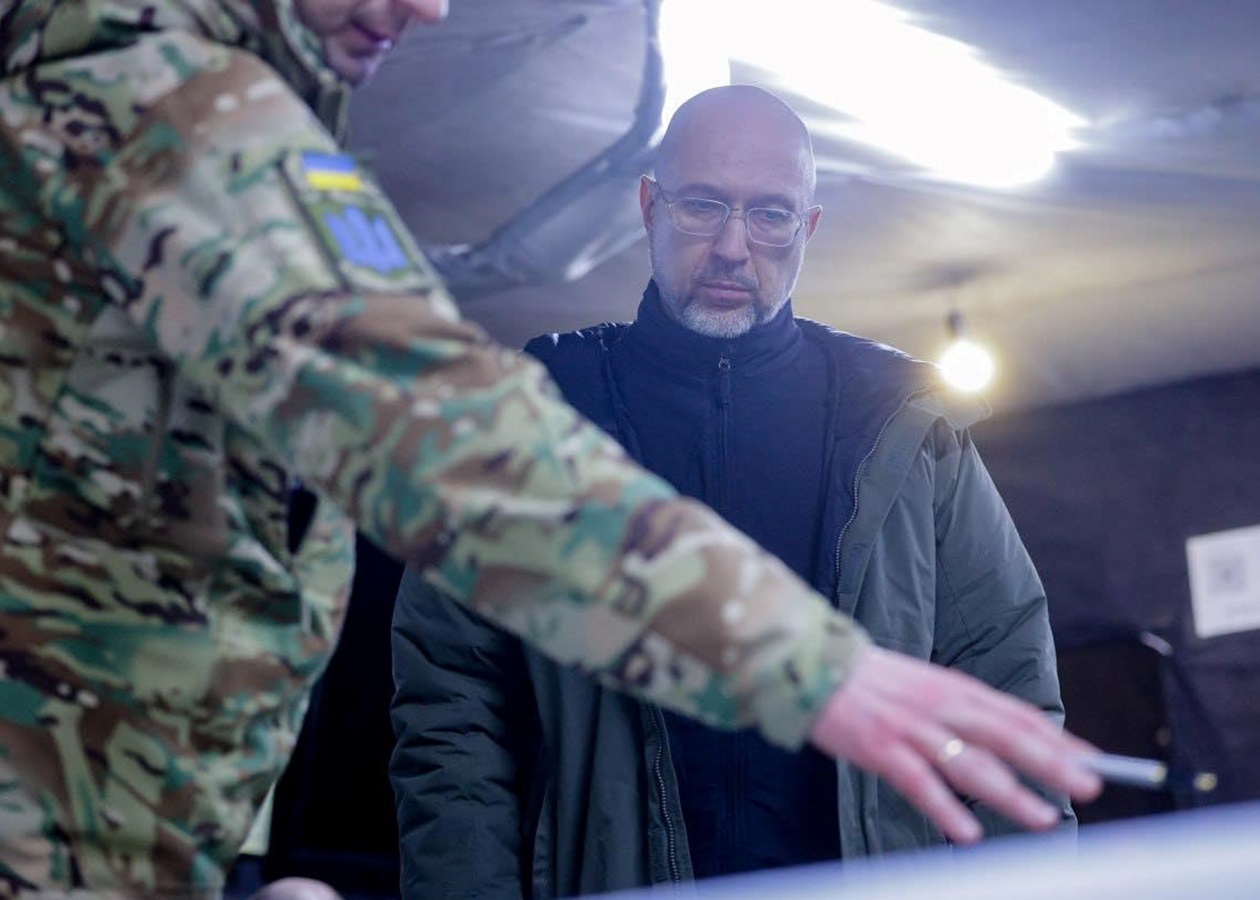 Шмигаль відвідав оборонців Вовчанська