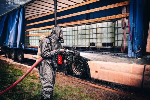 На Київщині стався витік хімічної речовини: рятувальники показали кадри ліквідації
