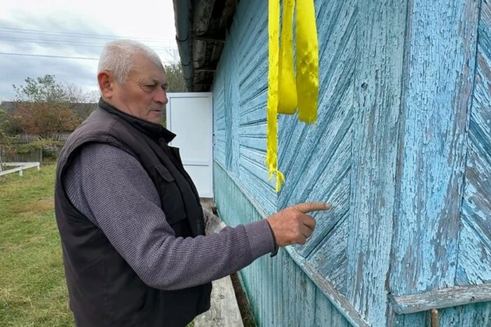 Житель волинського села збудував дім із дров та глини