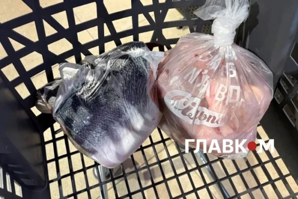 Поліетилен не зник? Як торгові заклади пакують рибу, м’ясо та овочі: огляд цін біопакетів
