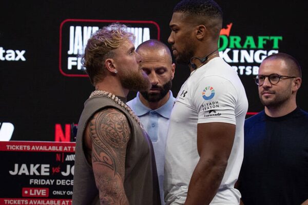 Джошуа і Пол зустрілися поглядами перед боєм