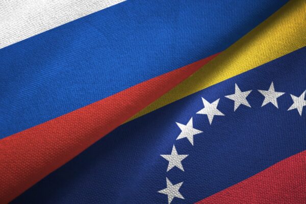 AP: РФ почала евакуацію сімей співробітників посольства у Венесуелі