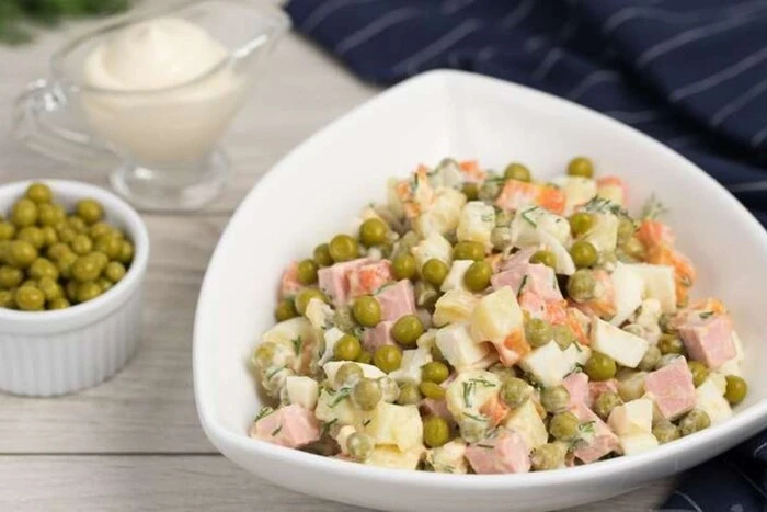 Скільки коштує приготувати салат «Олів’є» на новорічний стіл до 2026 року. Перелік цін