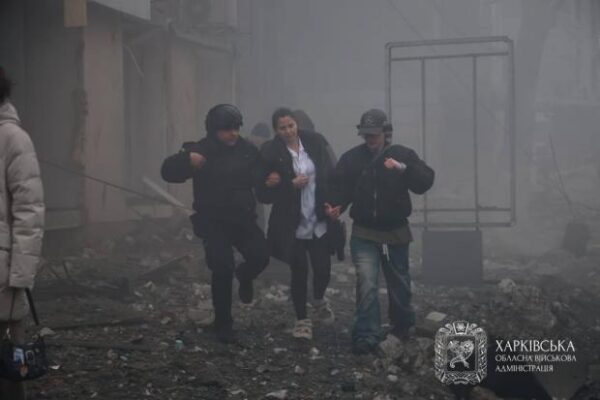 Удар балістикою по багатоповерхівці Харкова: Кількість поранених зросла до 19, під завалами ще можуть бути люди