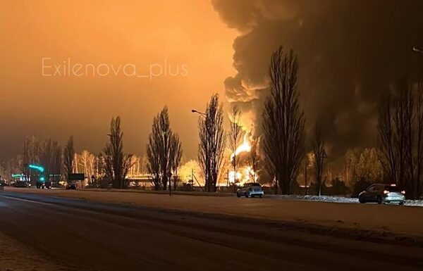 Внаслідок атаки дронів на Бєлгородщині потужно палає нафтобаза, що забезпечувала наступ окупантів на Харківщині та Сумщині (відео)