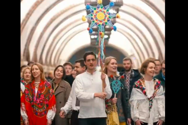 Працівники західних посольств заспівали Щедрика у метро Києва