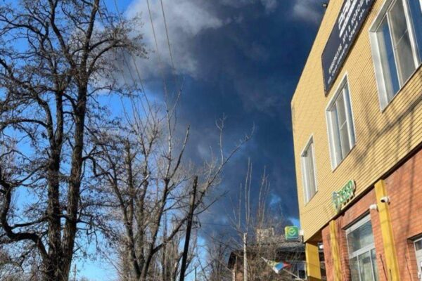 Новошахтинський НПЗ загорівся після "10 вибухів"