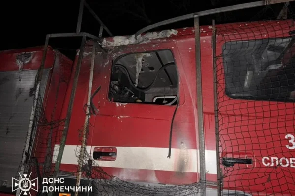На Донеччині окупанти вдарили FPV-дроном по рятувальниках: четверо поранених