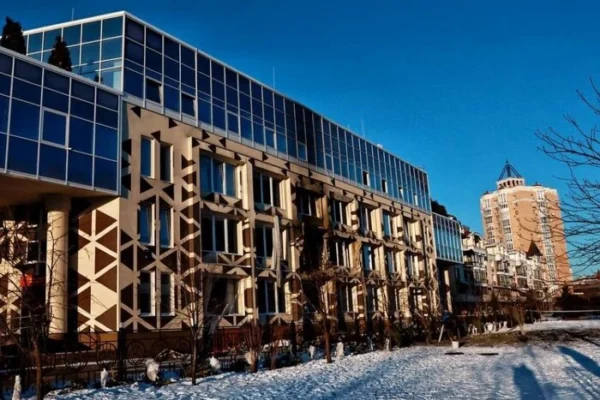 Наслідки удару по клініці «Медіком» на Оболонській набережній: фото та подробиці