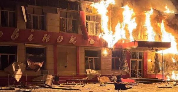 Черговий воєнний злочин: На Харківщині окупанти вдарили дроном по магазину з людьми, виникла пожежа (фото)