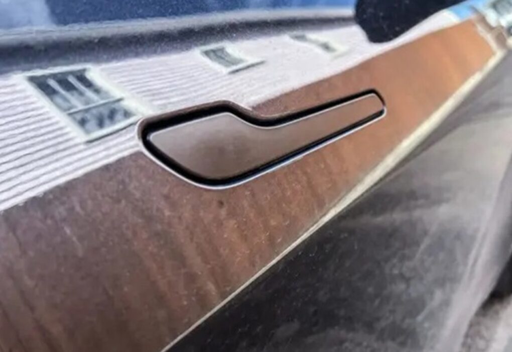 Китай затвердив заборону висувних дверних ручок у електромобілях