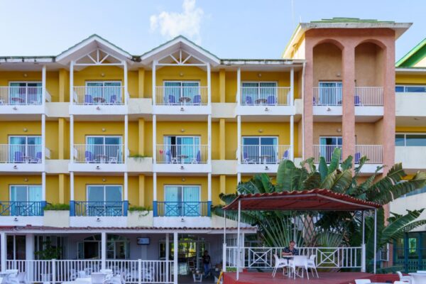 Російських туристів почали виселяти з готелів на Кубі