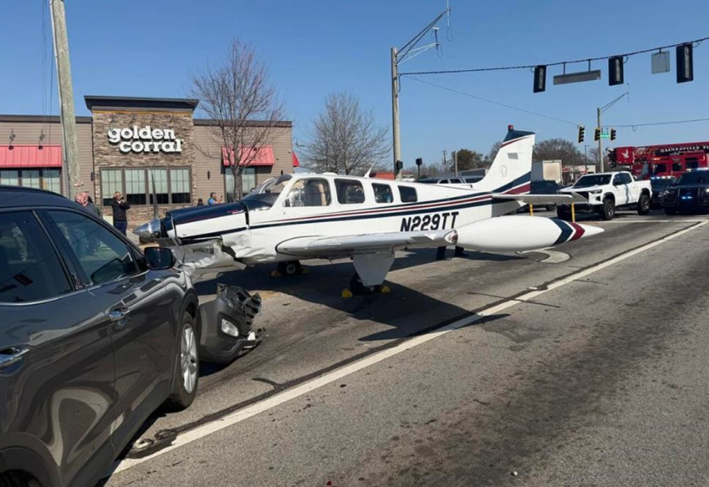 У США літак сів на міське шосе