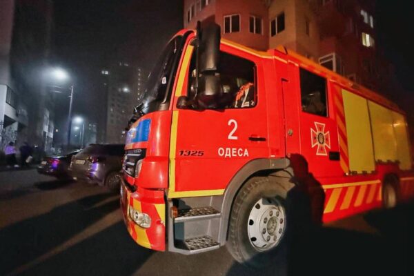 В Одесі горять будинки, СТО і магазин, є поранені