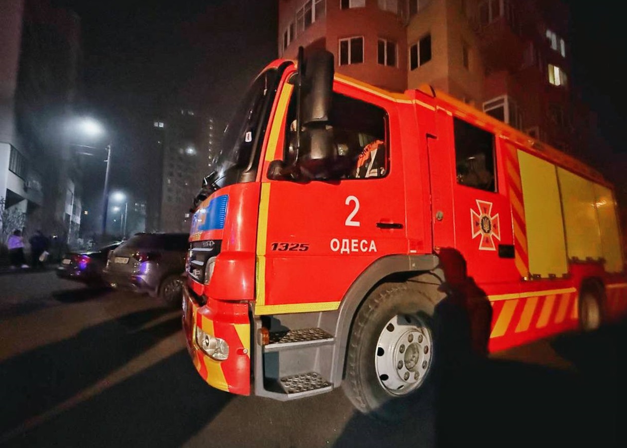 В Одесі горять будинки, СТО і магазин, є поранені