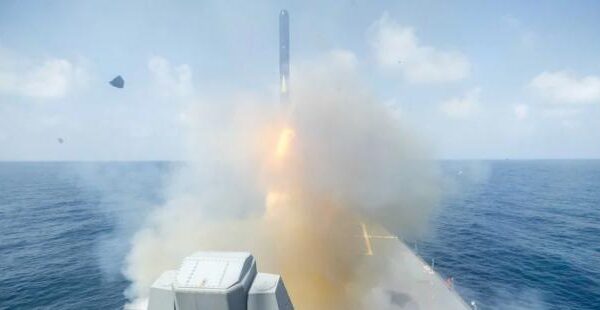 Тоне в Оманській затоці: У США заявили, що атакували іранський корвет Джамаран