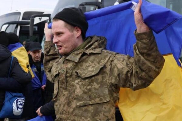 Наймолодшому виповнилося 26 років, найстаршому - 60: З російського полону повернулося ще 302 українця (фото)