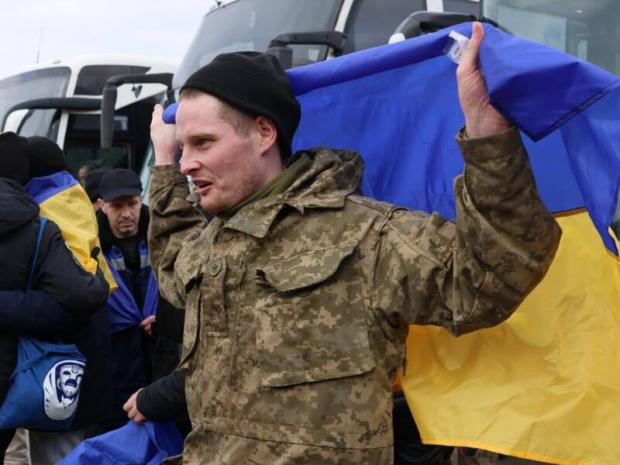 Наймолодшому виповнилося 26 років, найстаршому - 60: З російського полону повернулося ще 302 українця (фото)