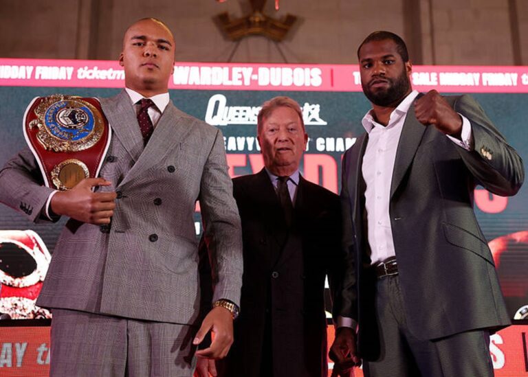 Вордлі виставив Дюбуа кулак, а той спасував