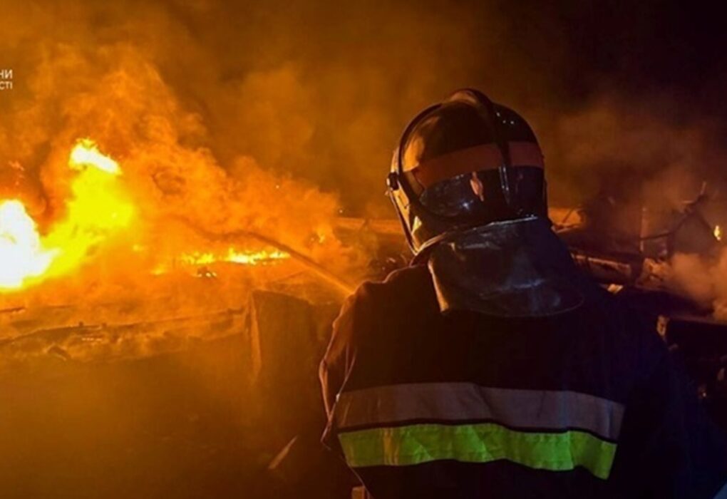 Атака РФ: у Кривому Розі гасять пожежу і рятують людей